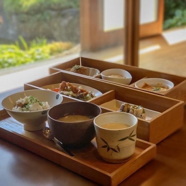周南のおすすめ人気ランチ特集﻿
﻿
◆ ガーデンカフェ 日日 ニチニチ [周南市 ランチ]﻿
﻿
周南市富田にある、展示会や雑貨販売も行っている「ガーデンカフェ 日日 ニチニチ」さんです。﻿
県道347号線（下松新南陽線）沿いにある日日さんの駐車場はいつも満車状態。﻿
人気店であることは重々承知していましたが、やはり本日もほぼ満車。﻿
いざ店内へ！！﻿
﻿
雑貨が数多く並べられている入口を通ると、カウンター席があり、本日は座敷にご案内♪﻿
﻿
定員さんおススメの「日日ハコ膳」をいただきました！　月替わりの内容で10月の内容は......﻿
■さんまのくるくるイタリアン焼き﻿
■鶏の甘辛から揚げのせサラダ﻿
■豚肉と根菜のグラタン﻿
■さつまいもと栗のきんとん﻿
■きのこの混ぜご飯﻿
■手作り豆腐﻿
■茶椀蒸し﻿
■お味噌汁﻿
■お飲み物﻿
﻿
二段の木箱に蓋を裏にしてご飯とお味噌汁と茶碗蒸しが乗って登場です♪﻿
ワクワクドキドキしながら木箱を開けると全9品が彩り豊かに♪﻿
﻿
栄養バランスも良く、野菜が美味しい！﻿
手作り豆腐も美味！　とろけるような豆腐で大豆本来の甘みと旨味が濃厚です。﻿
今年初物のさんまは、脂がのっていて、バジルソースとの相性もGOOD♪﻿
﻿
中でもM子がとても好きだったのが、サラダかぼちゃチャコロッケと豚肉と根菜のグラタン。﻿
チーズが中に入っており、かぼちゃのねっとり柔らかい部分とゴロッとホクホク部分があり、食感も楽しめます。かぼちゃの甘みが更に美味しくさせてました。﻿
﻿
根菜のグラタンは、ごぼう・人参・蓮根・玉ねぎ・豚肉の上に優しい味のホワイトソースとたっぷりチーズが絶妙で、自宅でも作ってみました！　根菜で作るのが今からの季節にはもってこいのメニューですね♪﻿
﻿
もう1つ、おススメのメニューがあります。﻿
週替わりの「今日のランチ」﻿
ご飯にするかパンにするかで少し内容が変わりますが、以下の通りです。﻿
﻿
■メインのおかず（黒板から1種類選ぶ）﻿
■ご飯（パン）﻿
■お味噌汁（スープ）﻿
■小鉢2品﻿
■手作り豆腐（ヨーグルト）﻿
■お漬物（ご飯の時のみ）﻿
﻿
今週のメインは、豚のマヨネーズ焼き・野菜のはさみ揚げ・白身魚の南蛮から選びます。﻿
今回は、野菜のはさみ揚げを！﻿
﻿
鶏のミンチを蓮根、さつまいも、かぼちゃで挟んで竜田風に揚げ、添えてあるポン酢でいただきます♪﻿
野菜が美味しいのはもちろんのこと、野菜を揚げた香ばしさとポン酢の酸味が相成り、野菜の甘みが更に際立ちます！﻿
﻿
どのメニューも秋という季節を感じることができ、暖かな秋の空気と真っ青な空と、それに映える庭園と料理、最高ですね。﻿
今回、ハコ膳には飲み物が付いていますが、今日のランチにはないので、甘いものに目がないM子は、プラス417円でドリンクケーキセットを注文しました♪﻿
本日のケーキより、チーズケーキとコーヒー。﻿
﻿
チーズケーキは、たっぷりのブルー-ベリーソースと生クリーム......チーズケーキを引き立てる重要な役割がありますが、そのままのチーズケーキもしっとり濃厚で、チーズケーキ好きにはたまらないケーキです♪﻿
﻿
日本家屋をリノベーションしたカフェですので、どこかゆったりした時間が流れているようにも感じます。美しい庭園を眺めながら、開放感ある座敷席とカフェカウンター席、奥にはテーブル席もありますので、ゆったり過ごせます。﻿
﻿
日常を少しだけ忘れて、ゆったりのんびり過ごし、自分を解放してみてはいかがですか！﻿
﻿
☆日日さんのその他のランチメニュー☆﻿
・パスタSet　　　　　　　 1,227円﻿
・にちにちチキンカレー　　1,500円﻿
・お子様ランチ　　　　　　　727円﻿
﻿
詳しくはプロフィールのリンクよりご覧下さい！﻿
また、『周南市ランチ』と検索よろしくお願い致します♪﻿
﻿
ーーーーーーーーーーーーーーーーーーーーーーー﻿
店名＊ガーデンカフェ 日日 ニチニチ﻿
住所＊山口県周南市富田1丁目3-18﻿
営業時間＊［平日］9:30～17:00 　［土・日・祝］8:30～18:00﻿
電話番号＊0834638738﻿
定休日＊12/29～1/4﻿
駐車場＊あり﻿
ーーーーーーーーーーーーーーーーーーーーーーー﻿
﻿
#周南﻿
#周南市﻿
#周南市ランチ﻿
#周南ランチ﻿
#周南地域﻿
#周南地域ランチ﻿
#日日﻿
#ニチニチランチ﻿
#ニチニチスイーツ﻿
#ランチ﻿
#日日ランチ﻿
#ハコ膳ランチ﻿
#雑貨﻿
#周南雑貨屋﻿
#周南市雑貨﻿
#今日のランチ﻿
#スイーツ﻿
#女子友ランチ﻿
#まいぷれ周南﻿
#周南市グルメ﻿
#グルメ#周南グルメ
#まいぷれ周南フォトコン2020秋