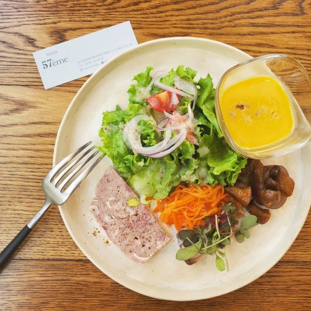 .
2020.10.4
周南市【57eme】
.
おいしい洋食系が食べたいとリクエストがあり、こらちをチョイス。
.
パスタも生パスタ？でもちもち。
パンも自家製でふわふわ。
カトラリーもクチポールで、ちょっとリッチな気分♪
.
ランチのつまみ？は、旅のやらかした話←もはやネタ。
.
.
徳山駅周辺は、萌えサミット開催中でコスプレーヤーたくさん。
カメラ小僧たくさん。
賑わってました。
何か、それを見に来た人みたいななってた私たちでした。

#かほランチ周南下松 
#かほランチシリーズ 
#周南市ランチ #57eme
#まいぷれ周南フォトコン2020秋 
#周南市 #周南グルメ