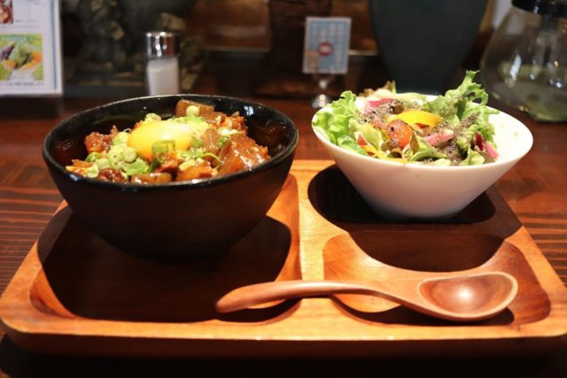 ・
・
・　【周南市】
❃
・ 『カフェ　コロンバン』
❃
・ ♧牛すじ丼♧
❃
・ ♧サラダ♧
❃
・ 
・
これ初めて食べた時美味すぎて即リピーターになった😋
甘辛く煮込んであって、ご飯と相性ばっちり！🙆🏻‍♂️
サラダもドレッシングがうますぎて癖になる✨
ここは他にもチキン南蛮もあるんやけど、これまた美味すぎるので両方食べてもらいたい！😋🙏
・
・
・myplshunan
#cafe#café #cafe☕ #cafetime#cafelife #cafestagram#cafestagram☕️ #cafe巡り #cafegram #cafe巡りしたい
#cafe好きな人と繋がりたい 
#カフェ好きな人と繋がりたい#instafood #instacafe#instagram #山口カフェ#山口カフェ巡り #山口cafe#山口cafe巡り #cafe巡り男子#カフェ巡り#カフェ巡りしたい#カフェ巡り部 #カフェスタグラム #周南ランチ#周南カフェ#まいぷれ周南フォトコン2020秋 #やまぐちいいとこ#周南グルメ#カフェコロンバン