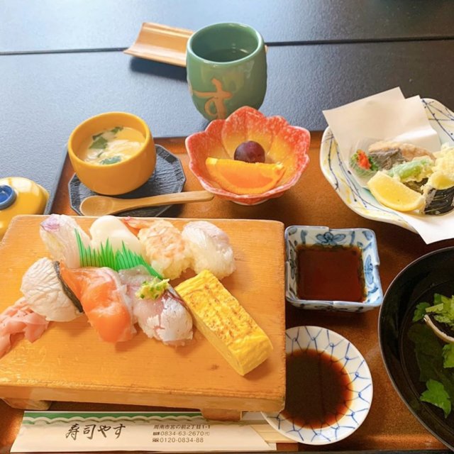 先日、コロナ騒動以来初めて外食しました。
約半年ぐらい？？もうそんなに経つのですね🙄

今日まで販売している#がんばろう周南プレミアム付食事券 を利用しました。
1万円で1万2000円分のチケットになります🎫

#寿司やす には初めて行きましたが、ランチがお得で美味しかったです😋外でお寿司食べるの久しぶり♫

一番最後のビール📷は防府にある#和の湯 ♨️
ここも久しぶり。生🍺を外で飲んだのもコロナ騒動以来✨
美味しくて飲み過ぎて翌日辛かった💦　
ここはお食事もリーズナブルでおいしいです。
写真撮るの忘れたけど|ω･)و ̑̑༉

久しぶりすぎてぬいさん連れて行くの忘れたのでスタンプです(´-ω-｀)ｼｭﾝｼｭﾝ

どっちのお店もコロナ対策はしっかりされてました。
でも早くコロナが収まって安心して外食したいです(･ω･｡)

myplshunan 

#外食 #ランチ #寿司 #寿司ランチ #生ビール 
#まいぷれ周南フォトコン2020秋 
#周南市 #防府市 #周南ランチ 
#foodstagram #instagood #sushi