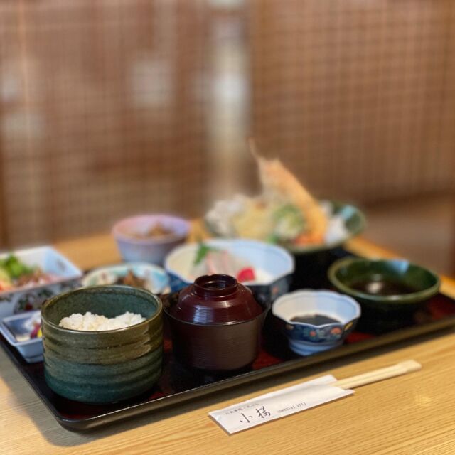 周南のおすすめ人気ランチ特集
⁡
🔹 天ぷら 小桜 [下松市 ランチ] 🔹
@tenpurakozakura
⁡
【エビや野菜のサクッともちもち天ぷらを贅沢に♪】
⁡
今回ご紹介するのは、下松市の下松駅北口から徒歩5分もかからない「天ぷら 小桜」さんです。
薄衣の天ぷらが有名のお店です♪
⁡
今回M子がご紹介するのは、お店がイチオシするメニュー「小桜御膳」
天麩羅はもちろんのこと、刺身、牛肉のしぐれ煮、サラダ、小鉢、漬物、味噌汁、ご飯という内容。
⁡
まずは天ぷらから！
エビ、ブロッコリー、玉ねぎ、なす、人参、かぼちゃ
⁡
高温で一気に揚げるてあるので、サクサクかつもっちりで、不思議な衣なんです。しかも衣が薄いので、揚げ物の衣が気になる方もヘルシー♪　たくさん食べられますよ！
⁡
M子の大好きなエビは、最後に食べたのですが、エビは頭も美味しいんです！　食べ方がメニューの中にあるので、そちらを読んで食べて欲しいのですが、M子はいつも通り味噌までいただきました～♪　美味！！
皆さんもぜひどうぞ。手が汚れるから・・・なんて言ってたら人生損しちゃいますよ！　（嘘です！）
⁡
メインの他にM子が気になったのは、牛肉のしぐれ煮！
これお肉がすっごく柔らかく、しかもこの甘辛い煮汁をお肉が吸ってご飯に合う合う♪
この煮詰めた感じがするのに、お肉が柔らかいことには秘密があるんでしょうか！　M子もぜひ作りたいです！　時折香るショウガもいい味出してます♪
⁡
本日の小鉢は、ひじきの煮物。
ひじきに大豆、人参、いんげん豆、油揚げに角天、おそらく春雨？　も入ってました。
具沢山で、これまた美味しい！
なかなかひじきの煮物って入れる具材がいつも決まってて、同じような感じになるのですが、これだけ具が入ると子供も喜びそう♪
お刺身も、しっかり分厚いサーモンと鯛がありましたよ。
お刺身があると贅沢感が増し増しですね。
⁡
他にも天ぷら、小鉢、漬物、わかめむすびがついた天ざる御膳もまだまだこの時期おすすめです。
ざるそばもしくはざるうどんを選びます。のど越し良くツルっと食べられるそばは、夏バテ気味で食欲があまりないという方には、ピッタリ！　ぜひ絶品天ぷらと一緒にどうぞ。
⁡
ランチタイム限定で、昼天丼、ソースカツ丼、カツ丼、豚生姜焼き丼、チキンカレーと千円以下のお得なガッツリメニューもありますので、男性陣のお昼におすすめ♪
⁡
☆その他のメニュー☆
・天ぷら定食　　　　1,320円
・とり天定食　　　　1,100円
・東京風天丼　　　　1,320円
・天重御膳　　　　　1,320円
・うにめし御膳　　　2,200円
・茶碗蒸し御膳　　1,760円　　他
⁡
⁡
また、『下松市ランチ』と検索よろしくお願い致します♪
⁡
ーーーーーーーーーーーーーーーーーーーーーーー
店名＊天ぷら 小桜
住所＊山口県下松市古川町4-4-2
営業時間＊11：30～14：00
　　　　　17：30～20：00
※9月26日までは時短営業のため夜は20:00までとなります。
電話番号＊0833-41-2711
定休日＊日曜（予約時は営業）
駐車場＊あり
ーーーーーーーーーーーーーーーーーーーーーーー
⁡
#周南市#周南グルメ#下松市#光市
#周南#下松#光#下松グルメ
#小桜#てんぷら小桜#和食#下松駅近く
#和食ランチ
#周南市ランチ#周南ランチ
#ランチ#天ぷら#日本料理#テイクアウトランチ
#まいぷれ周南#テイクアウト#グルメ#まいぷれランチ部